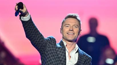 Bild: Hendrik Schmidt/dpa
Ronan Keating tritt am 2. August 2025 beim "Schlosspark Festival" in Schwarzenfeld auf.