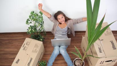 Bild: Sven Vietense/Adobe Stock
Endlich in der ersten eigenen Wohnung angekommen! Für junge Mietanfänger gibt es einige Dinge, auf die sie achten sollten.