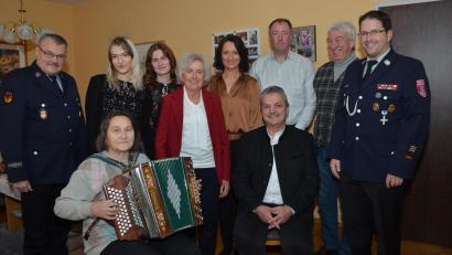 Bild: dob
Barbara Winter (Mitte) feierte mit Tochter Stephanie (rechts daneben) und Enkeltöchtern (links), sowie vielen guten Freunden ihren 80. Geburtstag. Emmi Weber brachte ihre Diatonische mit und spielte in fröhlicher Runde auf. Michael (links) und Markus Kindl (rechts) von der Freiwilligen Feuerwehr Oberlind überbrachten ebenfalls Glückwünsche, denn Barbara Winter hält seit Jahrzehnten treu zur Ortsteilwehr.