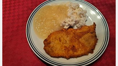 Bild: Jasmin Bauer
Schnitzel mit Reis und Apfelmus ist für viele eine sehr ungewöhnliche Kombination.