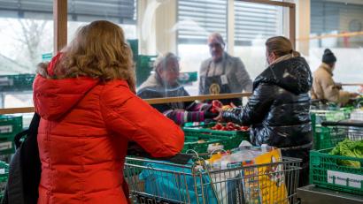 Bild: Daniel Vogl/dpa
Für Bayerns Tafeln (hier in Coburg) wird die Lage nicht einfacher: Die Bedürftigen werden mehr, die Lebensmittelspenden weniger.