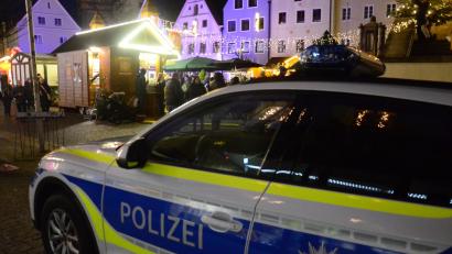 Bild: Kunz
Die Polizei zeigt seit Samstag verstärkt Präsenz auf dem Christkindlmarkt.