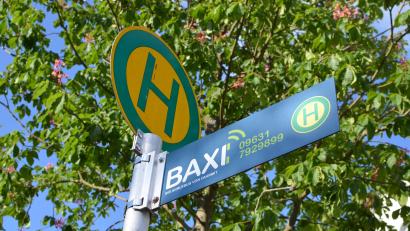 Archivbild: Benkhardt
Auf den blauen Haltestellenschilder der Baxis ist auch die Nummer für die Anmeldung der Fahrt aufgedruckt.