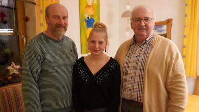 Bild: Renate Kellner
Als Nikolaus sammelte Johann Kellner (rechts) 2000 Euro. Er spendete sie an die Kinderkrebshilfe Oberpfalz Nord e.V.