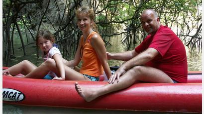 Bild: Weber/exb
Einer der letzten unbeschwerten Augenblicke vor der Jahrhundertkatastrophe: Susanne Weber (damals Rappl) im Boot mit Tochter Sabine und Partner Klaus auf dem Weg zu einer Höhle in Thailand, die wenig später überflutet ist.