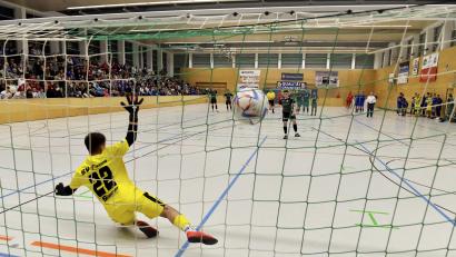 Archivbild: Hubert Ziegler
Hallenfußball in Auerbach ist immer ein Spektakel. In dieser Szene trifft im vergangenen Jahr Patrick Hofmann vom Punkt für die DJK Gebenbach gegen Fortuna Regensburg.