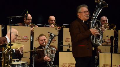 Bild: Kunz
Ernst Hutter (Zweiter von rechts) und sein Nachfolger Alexander Wurz am Tenorhorn (Dritter von links).