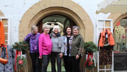 Bild: Dagmar Williamson 
Ingrid Ringel, Ingrid Scharl, Brigitte Wiesner, Eva Högner und Rosi Wirth beraten seit 14 Jahren Stammkunden und Touristen in der Fußgängerzone. Ein Team der geballten Frauenpower