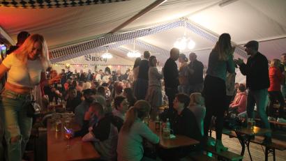 Bild: fks
An jedem Abend, wie hier am Samstag, tanzten Besucher ausgelassen auf den Bänken.