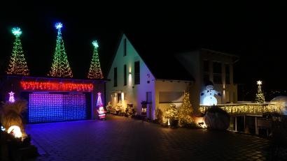 Bild: Benjamin Schäfer
Dieses Grundstück sorgt für Aufsehen. "Jeden Abend in der Adventszeit genießen wir die Lichter gemeinsam und lassen den Tag mit ein wenig Weihnachtszauber ausklingen", schreibt Benjamin Schäfer aus Amberg.