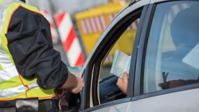 Bild: Bundespolizei 
Fahnder haben bei Einreisekontrollen unter anderem 40 Böller, einen Schlagstock und Pfefferspray sichergestellt.