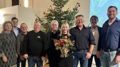 Bild: Julia Hecht/exb
Geschäftsführerin Claudia Donhauser und Thilo Donhauser verabschiedeten und ehrten treue Mitarbeiter: Andreas Bauer, Andreas Roidl, Helmut Hummel, Kerstin Bäumler, Klaus Radl, Karl Zeh, Manuel Beer (von links).