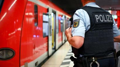 Symbolbild: Sven Hoppe/dpa
Auch in grenzüberschreitenden Zügen fahndet die Polizei nach illegal eingeführten Gegenständen.