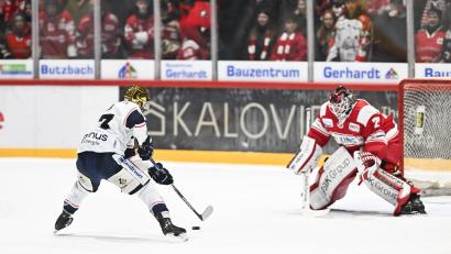 Bild: Florian Dehn
Leider sinnbildlich für die Partie: Thomas Rubes scheitert in Bad Nauheim allein vor dem Tor an Niklas Lunemann. Am Ende mussten sich die Devils mit 3:7 geschlagen geben - ein Ergebnis, das den Spielverlauf nicht wirklich widerspiegelt.