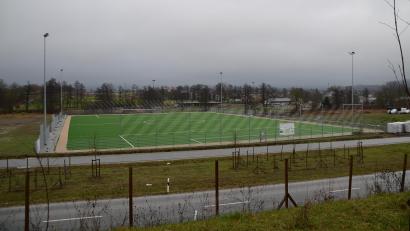 Bild: ak
Das Kunstrasenspielfeld ist nahezu fertig. Im Frühling wird bei trockener Witterung noch ein Sand-Granulatgemisch aufgetragen.