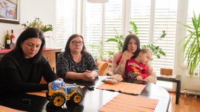 Bild: Martin Zimmer
Natasha Märtin (links) sitzt neben ihrer Schwester Iryna. Mark sitzt auf dem Schoß seiner Mutter Viktoriia.