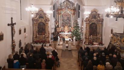 Bild: jow
In der neu renovierten Pfarrkirche in Lintach kann Pfarrer Moses Gudapati die Christmette abhalten.
