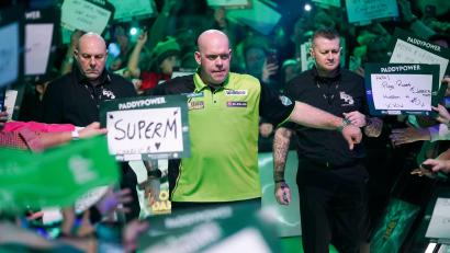 Bild: Alberto Pezzali/AP/dpa
Glänzte an Neujahr: der Niederländer van Gerwen.