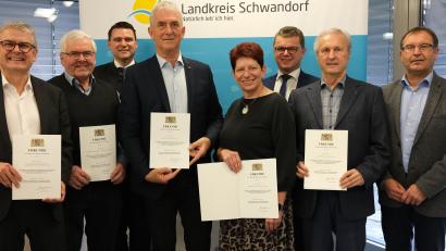 Bild: Hirsch
Verleihung der kommunalen Dankurkunde des bayerischen Innenministers (von links): Martin Scharf, Johann Eckl. Thomas Ebeling, Walter Drexler, Margit Reichl, Marin Birner, Hans Müller und Norbert Auer.