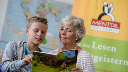 Bild: Copyright Andreas Endermann/exb
"Mentor - Die Leselernhelfer" nennt sich der neue Verein, der künftig in der Region Schulkinder mit Leseschwierigkeiten fördern will.