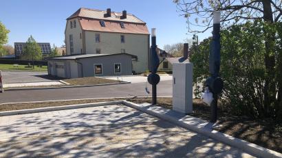 Bild: wro
Das Gelände, wo früher einmal des Schützenhaus der SG Hackelstein gestanden hatte, ist bereits gepflastert. Die Parkplätze wurden angelegt. Aufgestellt wurden zwei Ladestationen für Elektro-Autos. Für die Maßnahme wurden 270.000 im Haushalt bereitgestellt.