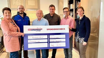 Bild: Gabi Schönberger
Gemeinsam für in Not geratene Menschen in der Region unterwegs: Vorstand Eva Rudl-Truxa (von links), Beirat Michael Stahl, Johannes Kozma und Vorstandsvorsitzender Herbert Rauh von der Fritz- und Fanny-Gollwitzer-Stiftung überreichen Viola Vogelsang-Reichl (rechts) und Martin Staffe (Dritter von links) von der Aktion „Lichtblicke“ einen Scheck über 10.000 Euro.
