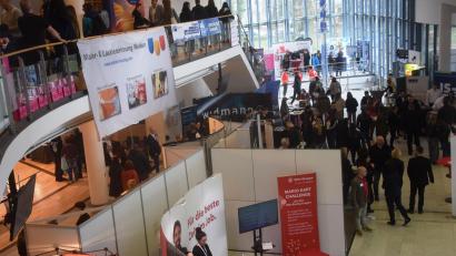 Bild: fz
120 Firmen informieren auf drei Ebenen in der Max-Reger-Halle am Samstag über ihre Ausbildungs-Angebote.