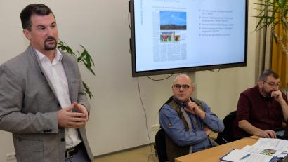 Bild: do
Die Ideen des Vorhabenträgers stellte Projektmanager Martin Schwander (li) im Rahmen einer PowerPoint-Präsentation vor.