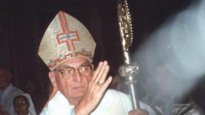 Bild: Archiv Schulz
Am 1. April 1973 wird Antonio Eduardo Bösl in der Marien-Kathedrale in Concepción von Kardinal Maurer zum Bischof geweiht. Als Oberhirte seiner Missionsdiözese erwirbt er sich bleibende Verdienste. Am 13. Oktober 2000 erliegt er überraschend einem Herzversagen. Bestattet ist er in „seiner“ Marien-Kathedrale.