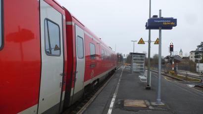 Bild: bk
Rund vier Millionen Euro investiert der Freistaat in den barrierefreien Ausbau der Station Weiherhammer. Dies ist ein zentraler Baustein, um noch mehr Menschen für eine klimafreundliche Mobilität auf die Schiene zu gewinnen. Neben mobilitätseingeschränkten Fahrgästen profitieren auch Reisende mit schwerem Gepäck, Kinderwagen oder Fahrrad.