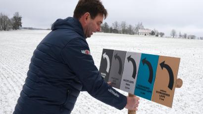 Bild: Hirsch
Spurmeister Toni Flöttl hat mit der Beschilderung der Strecken begonnen. Insgesamt bietet das Langlaufzentrum Schönsee-Schwand zwölf verschiedene Loipen an.