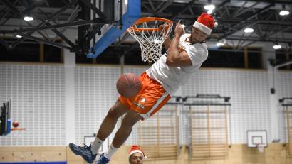 Bild: Tobias Schwarzmeier
Trotz so einigen Basketballminuten in den Knochen: Auch der „Weihnachtsmann“ (Nabil Derman) hat mit einem schönen Dunk abgeliefert.