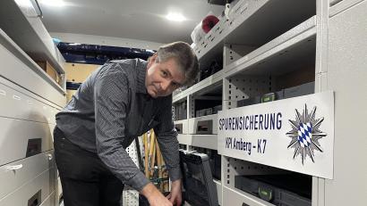Bild: Alexander Unger
Manfred Hausmann überprüft die technische Ausrüstung im "Tatort-Kombi". Der 49-Jährige arbeitet seit fünf Jahren bei der Spurensicherung in Amberg.