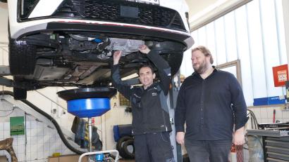 Bild: Autohaus Stiebitz
Bernd Fenzl (links) arbeitet seit 30 Jahren im Autohaus Stiebitz in Albersrieth. Das freut auch Firmenchef Franz Stiebitz, der zum Jubiläum gratuliert.