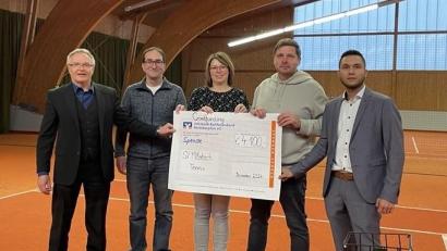 Bild: Volksbank Raiffeisenbank Nordoberpfalz/exb
Eine Summe von 4100 Euro ließ eine Crowdfunding-Aktion in die Kasse der Tennisabteilung des SV Mitterteich fließen. Im Bild (von links) Harald Zottmeier, Regionalmarktleiter der Volksbank Raiffeisenbank Nordoberpfalz, Martin Werner, Tina Preisinger, Hans Kern (alle SV Mitterteich) und Kundenberater Christian Schels.