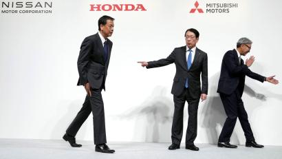 Bild: Eugene Hoshiko/AP/dpa
Nissan und Honda führen Fusionsgespräche und wollen Mitsubishi Motors daran beteiligen.