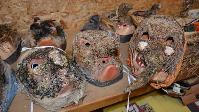 Bild: jr
Die Masken der Specht warten auf ihren Einsatz.