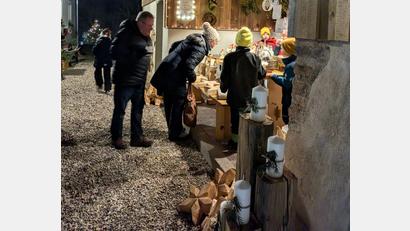 Bild: Monika Werner/exb
Prächtig weihnachtlich geschmückt präsentierte sich die sanierte Hofstelle Werner bei der Hofweihnacht zugunsten der Aktion "Sternstunden".