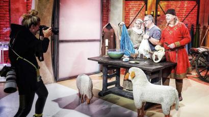 Bild: Stefan Wolters/exb
Ein Team des Geschichtsparks Bärnau-Tachov zu Gast in der Quizshow "1,2 oder 3": Eine Fotografin hält eine Szene mit Stefan Wolters, Moderator Elton und Susan Sümer fest (von rechts).