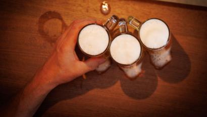 Symbolbild: Friso Gentsch/dpa
Ein Mann hatte in Rosenheim Alkohol getrunken - und landete dann in einer falschen Wohnung.