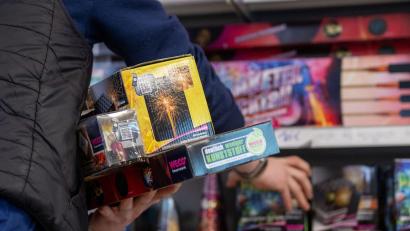 Symbolbild: Harald Tittel/dpa
Diebe sollen in Weiden Unmengen an Silvesterfeuerwerk gestohlen haben.