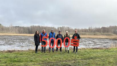 Bild: Christine Gebhard
Die Sparkasse Amberg-Sulzbach übergibt eine Spende (von links): Sparkassen-Vorstandsmitglied Sonja Kalb, Thilo Wiesent, Christopher Trepesch, Toni Baumann, Lisa Goseberg (alle LBV) und Vorstandsvorsitzender Thomas Pickel von der Sparkasse.
