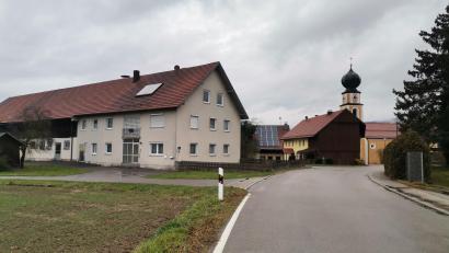 Bild: amö
Das ehemalige „Lößl-Anwesen“ ist von der Marktgemeinde erworben worden. Auf dem Areal soll das neue Dorfgemeinschaftshaus Muschenried entstehen.