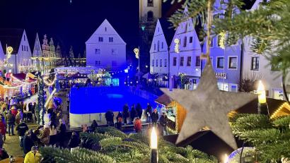 Bild: Gabi Schönberger
Die Kunsteisbahn auf dem Christkindlmarkt in Weiden bietet auch in der Zeit nach Weihnachten Spaß auf Kufen für die Kleinen.