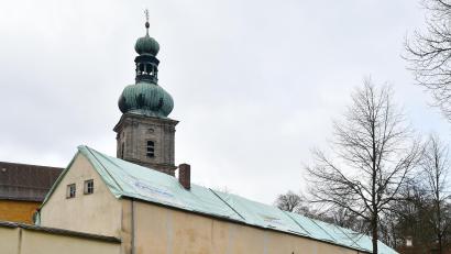 Bild: Petra Hartl
Das Nebengebäude des Franziskanerklosters auf dem Mariahilfberg Amberg ist mit einer Folie abgedeckt. Im April 2023 hatte es dort gebrannt.
