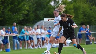 Bild: TSG Hoffenheim/exb
Marie Karpf vom TSV Theuern (schwarzes Trikot) im Zweikampf mit der belgischen Nationalspielerin Jill Janssens (TSG Hoffenheim).