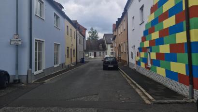 Archivbild: sne
Maroder Zustand, keine Barrierefreiheit: Das soll sich jetzt ändern. Die Straße "An der Wusten" in Grafenwöhr wird im Frühjahr 2025 saniert.