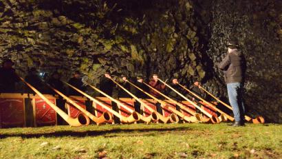 Bild: bey
Die "Großkonreuther Alphornbläser" bringen eine alpenländische Atmosphäre in die Bergweihnacht an der Basaltwand.