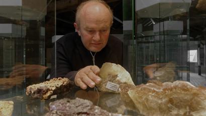 Bild: tr
Ferdinand Wagner beim Bestücken einer Vitrine.