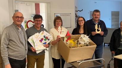 Bild: Nicole Rochelt, VG Schönsee
Übergabe der Weihnachtsgeschenke an die Heimbewohner durch VG-Leiter Gerald Reiter (Zweiter von links), Bürgermeister Reinhard Kreuzer (von rechts) und Denise Drächsler im AWO-Pflegezentrum in Eslarn.